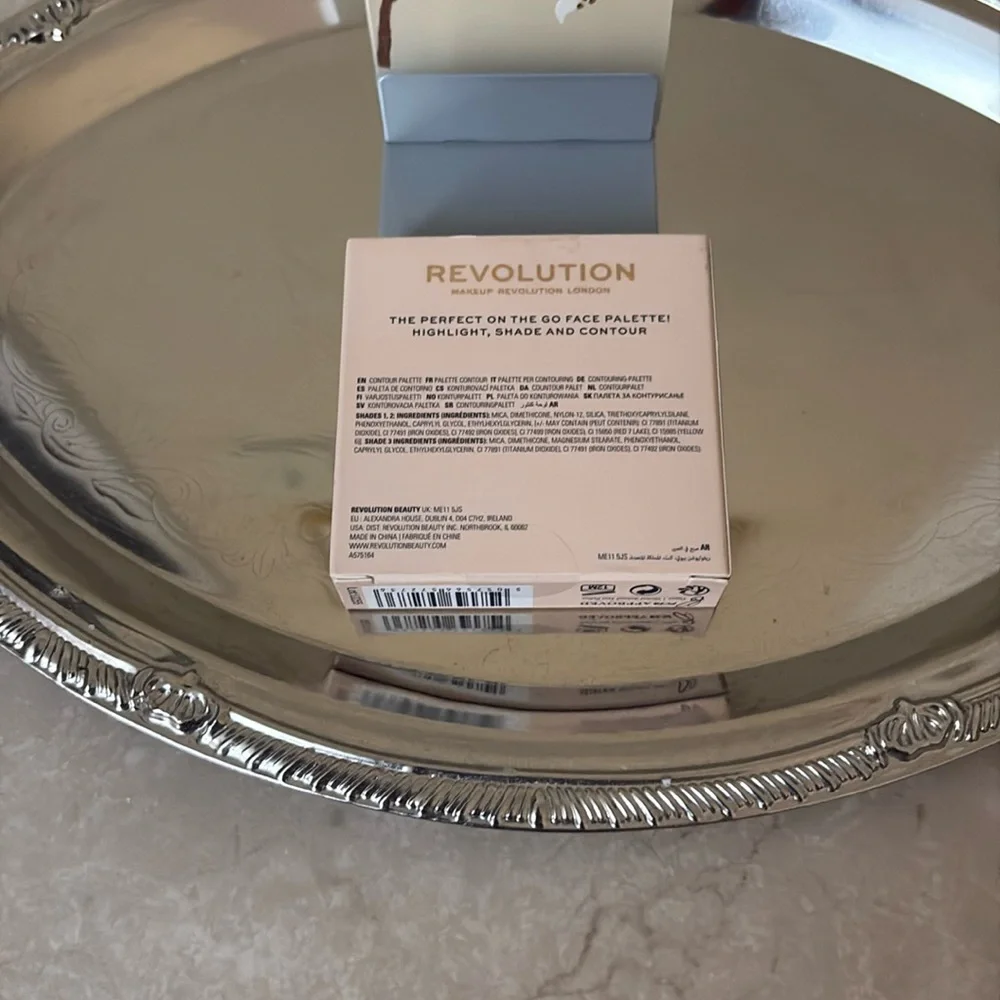 Revolution Contour Powder Compact in Medium NIB